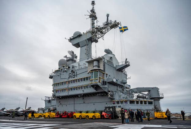 MALMÖ, SVERIGE 20260225 Ett Rafale M (Marine) stridsflygplan parkerade pa flygdäck da det franska hangarfartyget Charles De Gaulle (R91) visades upp för media och inbjudna pa onsdagen, där det ligger vid kaj Norra hamnen i Malmö. CDG har 22 Rafale M (Marine) och 1800 mans besättning ombord. Varje dag serveras 1800 baguetter. MALMÖ SVERIGE x50090x *** MALMÖ, SWEDEN 20260225 A Rafale M Marine fighter jet parked on the flight deck as the French aircraft carrier Charles De Gaulle R91 was shown to the media and invited guests on Wednesday, where it is berthed at the Northern harbor in Malmö CDG has 22 Rafale M Marine and 1800 crew on board Every day 1800 baguettes are served MALMÖ SWEDEN x50090x  Copyright: xJohanxNilssonx xTTx FRANSKT HANGARFARTYG MALMÖ XwqEsTKIdgE