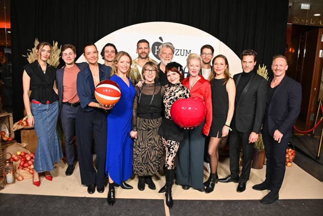 Die Hauptdarsteller (v.l.:) Emmy Pilawa, Michel Ben Seidel, Susan Hoecke, Nikolaus Lessky, Diana Staehly, Moritz Otto, Gitta Schweighoefer, Volker Meyer Drabisch, Carlotta Truman, Katharina Hoffmann, Oliver Bender, Franziska van der Heide, Stephan Kaefer und Markus Ertelt beim Fotocall zur Premiere der neuen Daily Ein Hof zum Verlieben (Sat.1 und Joyn, ab 2.03.2026 um 18.00 Uhr) am 25.02.2026 im Zoo Palast in Berlin Premiere der neuen Sat.1 Daily Ein Hof zum Verlieben in Berlin