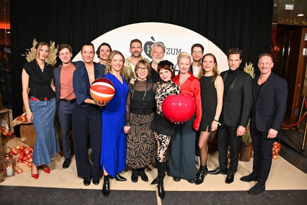 Die Hauptdarsteller (v.l.:) Emmy Pilawa, Michel Ben Seidel, Susan Hoecke, Nikolaus Lessky, Diana Staehly, Moritz Otto, Gitta Schweighoefer, Volker Meyer Drabisch, Carlotta Truman, Katharina Hoffmann, Oliver Bender, Franziska van der Heide, Stephan Kaefer und Markus Ertelt beim Fotocall zur Premiere der neuen Daily Ein Hof zum Verlieben (Sat.1 und Joyn, ab 2.03.2026 um 18.00 Uhr) am 25.02.2026 im Zoo Palast in Berlin Premiere der neuen Sat.1 Daily Ein Hof zum Verlieben in Berlin