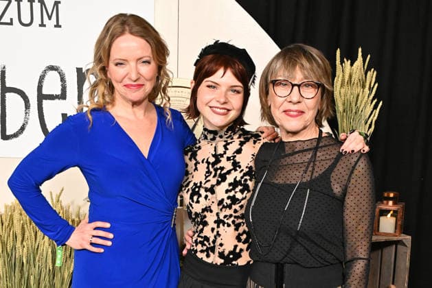Diana Staehly, Carlotta Truman und Gitta Schweighoefer beim Fotocall zur Premiere der neuen Daily Ein Hof zum Verlieben (Sat.1 und Joyn, ab 2.03.2026 um 18.00 Uhr) am 25.02.2026 im Zoo Palast in Berlin Premiere der neuen Sat.1 Daily Ein Hof zum Verlieben in Berlin