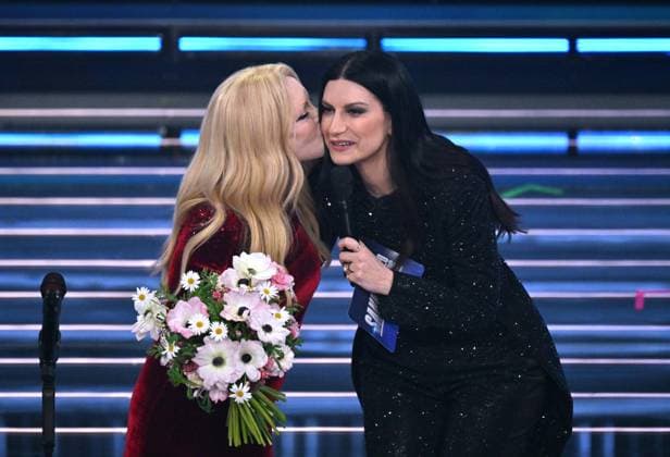 Foto IPP Felice De Martino Sanremo 25 02 2026 76° Festival della canzone italiana - seconda serata - Nella foto la cantante Patty Pravo con Laura Pausini Italy Photo Press World Copyright
