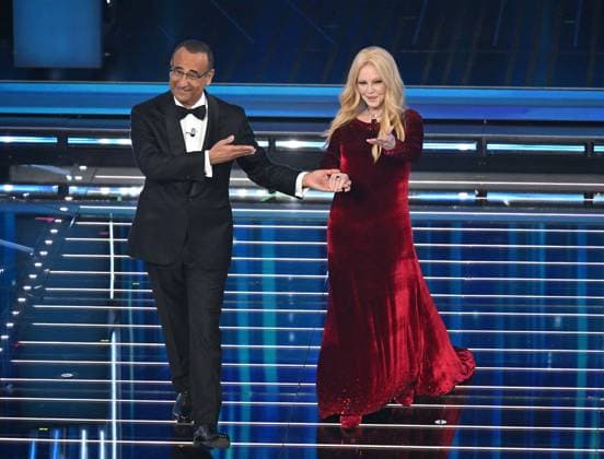 Foto IPP Felice De Martino Sanremo 25 02 2026 76° Festival della canzone italiana - seconda serata - Nella foto il conduttore Carlo Conti con la cantante Patty Pravo Italy Photo Press World Copyright