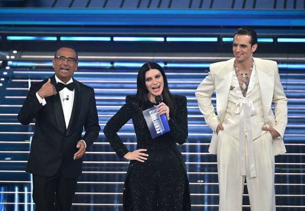 Foto IPP Felice De Martino Sanremo 25 02 2026 76° Festival della canzone italiana - seconda serata - Nella foto il conduttore Carlo Conti con la cantante e conduttrice Laura Pausini e il cantante Achille Lauro Italy Photo Press World Copyright