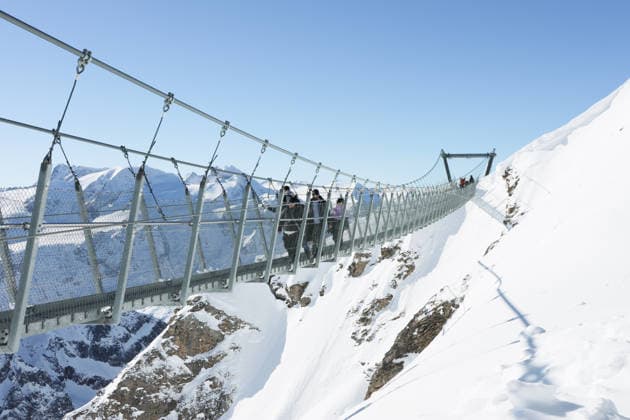 25.02.2026 Engelberg Schweiz. TITLIS Cliff Walk Höchste Hängebrücke Europas *** 25 02 2026 Engelberg Switzerland TITLIS Cliff Walk Highest suspension bridge in Europe 