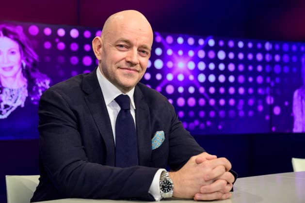 GER, Berlin, studio, guest on - maischberger, political talk show, TV, format, with host - Sandra Maischberger, Das Erste, from Adlershof - at Studio 20, pictured from left: Marc Felix Serrao (Die Welt), February 25, 2026, Copyright: HMBxMedia UwexKoch