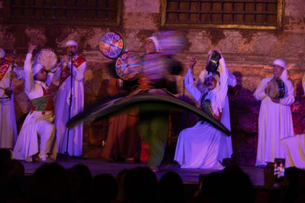 News Bilder des Tages #2 The traditional Ramadan custom Tennura dance in Egypt CAIRO, EGYPT - FEBRUARY 25: Tennura dance performances and Sufi music concerts are held daily throughout the holy month of Ramadan at Bayt al-Ghuri in Cairo on February 25, 2026. Wearing colorful skirts, embroidered vests, and white caps, Tennura performers spin around their axis while playing tambourines in rhythm with Sufi music, creating a vibrant and spiritual spectacle. Fareed Kotb Anadolu Cairo Egypt. Editorial use only. Please get in touch for any other usage.  Copyright: x2026xAnadoluxFareedxKotbx