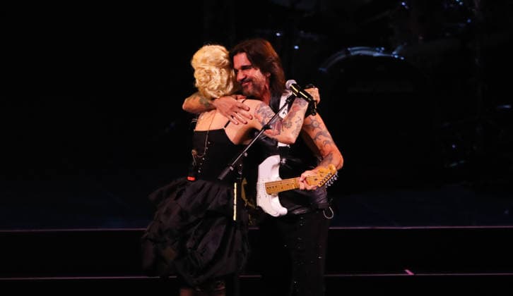 Vina del Mar, February 25, 2026 Juanes with Mon Laferte during her performance at the Festival la cancion de Vina del Mar Manuel Lema Aton Chile, Vina del Mar Chile Aton 1128530  Copyright: JonnathanxOyarzun