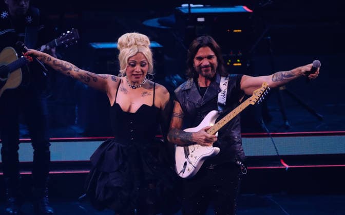 Vina del Mar, February 25, 2026 Juanes with Mon Laferte during her performance at the Festival la cancion de Vina del Mar Manuel Lema Aton Chile, Vina del Mar Chile Aton 1128534  Copyright: JonnathanxOyarzun