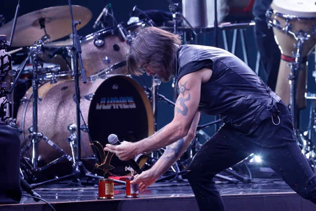 Vina del Mar, February 25, 2026 Juanes receives the silver and gold seagulls during his performance on the fourth night of the Vina del Mar Festival 2026 Sebastian Cisternas Aton Chile, Vina del Mar Chile Aton 1128553  Copyright: SEBASTIANxCISTERNAS xATONxCHILE