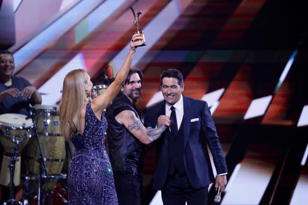 Vina del Mar, February 25, 2026 Juanes receives the silver and gold seagulls during his performance on the fourth night of the Vina del Mar Festival 2026 Sebastian Cisternas Aton Chile, Vina del Mar Chile Aton 1128562  Copyright: SEBASTIANxCISTERNAS xATONxCHILE