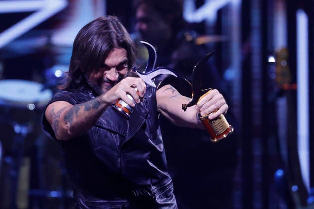 Vina del Mar, February 25, 2026 Juanes receives the silver and gold seagulls during his performance on the fourth night of the Vina del Mar Festival 2026 Sebastian Cisternas Aton Chile, Vina del Mar Chile Aton 1128569  Copyright: SEBASTIANxCISTERNAS xATONxCHILE