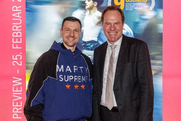 25.02.2026. Düsseldorf. Borussia Düsseldorf lädt zur exklusiven Preview von Marty Supreme ins CineStar Düsseldorf ein. Der Blockbuster erzählt die inspirierende Geschichte der Tischtennis-Legende Marty Reisman mit TimothÃ e Chalamet in der Hauptrolle. Und genau hinschauen lohnt sich, denn auch Timo Boll ist im Film zu sehen und sogar live vor Ort! Hier (l-r): Timo Boll und Oberbürgermeister Dr. Stephan Keller Düsseldorf CineStar Hansaallee 245 Nordrhein-Westfalen Deutschland