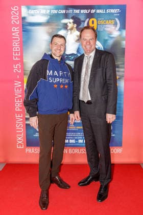 25.02.2026. Düsseldorf. Borussia Düsseldorf lädt zur exklusiven Preview von Marty Supreme ins CineStar Düsseldorf ein. Der Blockbuster erzählt die inspirierende Geschichte der Tischtennis-Legende Marty Reisman mit TimothÃ e Chalamet in der Hauptrolle. Und genau hinschauen lohnt sich, denn auch Timo Boll ist im Film zu sehen und sogar live vor Ort! Hier (l-r): Timo Boll und Oberbürgermeister Dr. Stephan Keller Düsseldorf CineStar Hansaallee 245 Nordrhein-Westfalen Deutschland