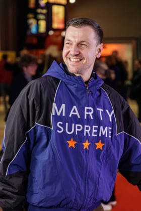 25.02.2026. Düsseldorf. Borussia Düsseldorf lädt zur exklusiven Preview von Marty Supreme ins CineStar Düsseldorf ein. Der Blockbuster erzählt die inspirierende Geschichte der Tischtennis-Legende Marty Reisman mit TimothÃ e Chalamet in der Hauptrolle. Und genau hinschauen lohnt sich, denn auch Timo Boll ist im Film zu sehen und sogar live vor Ort! Hier: Timo Boll Düsseldorf CineStar Hansaallee 245 Nordrhein-Westfalen Deutschland