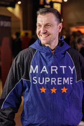 25.02.2026. Düsseldorf. Borussia Düsseldorf lädt zur exklusiven Preview von Marty Supreme ins CineStar Düsseldorf ein. Der Blockbuster erzählt die inspirierende Geschichte der Tischtennis-Legende Marty Reisman mit TimothÃ e Chalamet in der Hauptrolle. Und genau hinschauen lohnt sich, denn auch Timo Boll ist im Film zu sehen und sogar live vor Ort! Hier: Timo Boll Düsseldorf CineStar Hansaallee 245 Nordrhein-Westfalen Deutschland