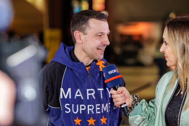 25.02.2026. Düsseldorf. Borussia Düsseldorf lädt zur exklusiven Preview von Marty Supreme ins CineStar Düsseldorf ein. Der Blockbuster erzählt die inspirierende Geschichte der Tischtennis-Legende Marty Reisman mit TimothÃ e Chalamet in der Hauptrolle. Und genau hinschauen lohnt sich, denn auch Timo Boll ist im Film zu sehen und sogar live vor Ort! Hier: Timo Boll Düsseldorf CineStar Hansaallee 245 Nordrhein-Westfalen Deutschland