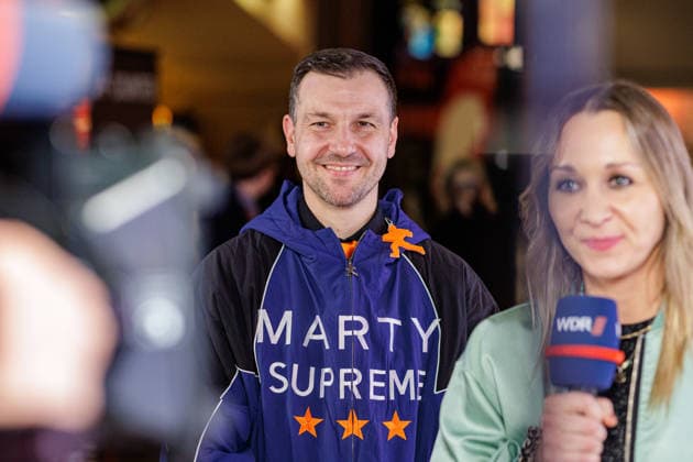 25.02.2026. Düsseldorf. Borussia Düsseldorf lädt zur exklusiven Preview von Marty Supreme ins CineStar Düsseldorf ein. Der Blockbuster erzählt die inspirierende Geschichte der Tischtennis-Legende Marty Reisman mit TimothÃ e Chalamet in der Hauptrolle. Und genau hinschauen lohnt sich, denn auch Timo Boll ist im Film zu sehen und sogar live vor Ort! Hier: Timo Boll Düsseldorf CineStar Hansaallee 245 Nordrhein-Westfalen Deutschland
