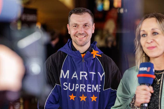 25.02.2026. Düsseldorf. Borussia Düsseldorf lädt zur exklusiven Preview von Marty Supreme ins CineStar Düsseldorf ein. Der Blockbuster erzählt die inspirierende Geschichte der Tischtennis-Legende Marty Reisman mit TimothÃ e Chalamet in der Hauptrolle. Und genau hinschauen lohnt sich, denn auch Timo Boll ist im Film zu sehen und sogar live vor Ort! Hier: Timo Boll Düsseldorf CineStar Hansaallee 245 Nordrhein-Westfalen Deutschland
