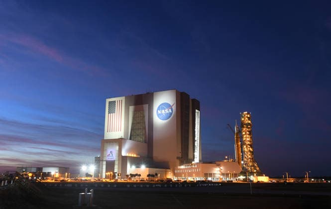 News Themen der Woche KW09 News Bilder des Tages #2 Artemis II Moon Rocket Returns to VAB for Repair at the Kennedy Space Center in Florida CAPE CANAVERAL, FLORIDA, UNITED STATES - FEBRUARY 25: NASA’s Artemis II Space Launch System (SLS) rocket with the Orion spacecraft is rolled back from pad 39B to the Vehicle Assembly Building (VAB) at the Kennedy Space Center on February 25, 2026 in Cape Canaveral, Florida. The rocket, which will launch with a crew of four on a journey around the moon as early as April, was found to have a helium flow issue to the rocket’s upper stage which will be repaired while in the VAB. Paul Hennesy Anadolu Florida United States. Editorial use only. Please get in touch for any other usage.  Copyright: x2026xAnadoluxPaulxHennesyx