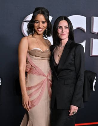 ˜Scream 7™ Global Premiere Jasmin Savoy Brown and Courteney Cox arriving to the Scream 7 global premiere held at the Paramount Theatre on February 25, 2026 in Los Angeles, Ca. Los Angeles Paramount Theatre California USA Copyright: xLISAxOConnor xAFF-USA.COMx
