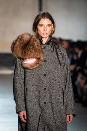 Mailand Fashion Week, N°21 Modenschau NÂ°21 fashion show during the Milan Fashion Week - Womenswear Fall Winter 2026 2027 in Milan, Italy, on 25 February 2026. A model walks the runway at NÂ°21 fashion show during the Milan Fashion Week - Womenswear Fall Winter 2026 2027 in Milan, Italy, on 25 February 2026., Credit:Stefano Costantino TTL Avalon Italy, Milan  Copyright: xStefanoxCostantinoxTTLx xAvalonx 1078270242