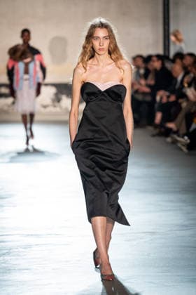 Mailand Fashion Week, N°21 Modenschau NÂ°21 fashion show during the Milan Fashion Week - Womenswear Fall Winter 2026 2027 in Milan, Italy, on 25 February 2026. A model walks the runway at NÂ°21 fashion show during the Milan Fashion Week - Womenswear Fall Winter 2026 2027 in Milan, Italy, on 25 February 2026., Credit:Stefano Costantino TTL Avalon Italy, Milan  Copyright: xStefanoxCostantinoxTTLx xAvalonx 1078270352