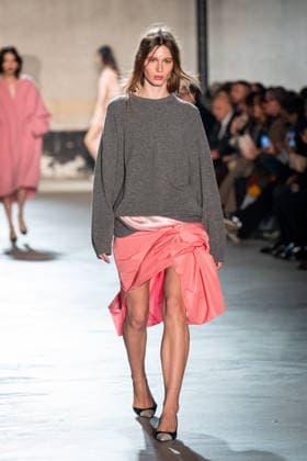 Mailand Fashion Week, N°21 Modenschau NÂ°21 fashion show during the Milan Fashion Week - Womenswear Fall Winter 2026 2027 in Milan, Italy, on 25 February 2026. A model walks the runway at NÂ°21 fashion show during the Milan Fashion Week - Womenswear Fall Winter 2026 2027 in Milan, Italy, on 25 February 2026., Credit:Stefano Costantino TTL Avalon Italy, Milan  Copyright: xStefanoxCostantinoxTTLx xAvalonx 1078270383