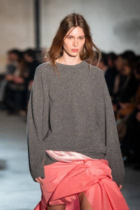 Mailand Fashion Week, N°21 Modenschau NÂ°21 fashion show during the Milan Fashion Week - Womenswear Fall Winter 2026 2027 in Milan, Italy, on 25 February 2026. A model walks the runway at NÂ°21 fashion show during the Milan Fashion Week - Womenswear Fall Winter 2026 2027 in Milan, Italy, on 25 February 2026., Credit:Stefano Costantino TTL Avalon Italy, Milan  Copyright: xStefanoxCostantinoxTTLx xAvalonx 1078270387