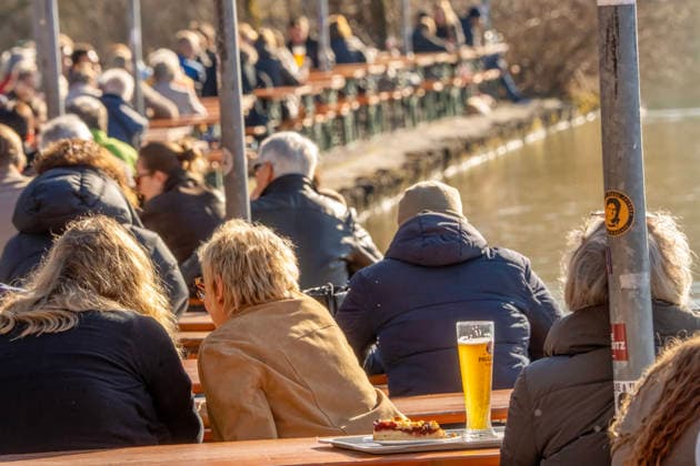 Frühlingsgefühle im Biergarten am Kleinhesseloher See, viele genießen Sonnenschein und Wärme im Englischen Garten, München, Februar 2026 Deutschland, München, Februar 2026, viele Menschen im Biergarten am Kleinhesseloher See, gehört zum Seehaus, Bierbänke am Seeufer, Englischer Garten, Licht, Luft, Sonnenschein, frühlingshafte Temperaturen am Mittwochnachmittag, alle genießen Sonnenschein und Wärme, Temperaturen bis zu 10 Grad, schönes Wetter und es wird täglich wärmer, , Bayern