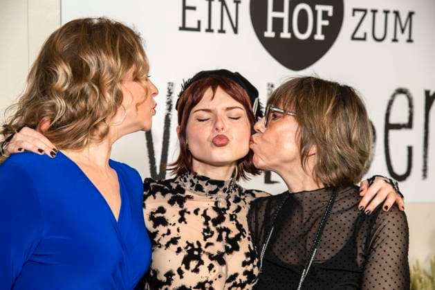 abb Diana Staehly, Carlotta Truman und Gitta Schweighoefer bei der Premiere der neuen SAT 1 Daily TV Serie Ein Hof zum Verlieben im Kino Zoopalast am Mittwoch 25. 02.2026 in Berlin Berlin Deutschland