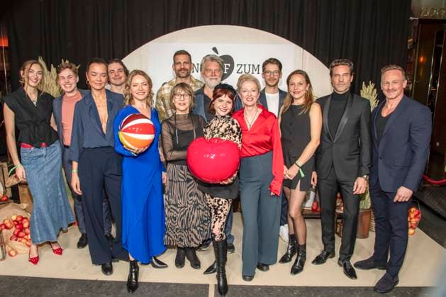 abb Emmy Pilawa, Michel Ben Seidel, Susan Hoecke, Nikolaus Lessky, Diana Staehly, Gitta Schweighöfer, Moritz Otto, Volker Meyer Drabisch, Carlotta Truman, Katharina Hoffmann, Oliver Bender, Franziska van der Heide, Stephan Käfer und Markus Ertelt bei der Premiere der neuen SAT 1 Daily TV Serie Ein Hof zum Verlieben im Kino Zoopalast am Mittwoch 25. 02.2026 in Berlin Berlin Deutschland