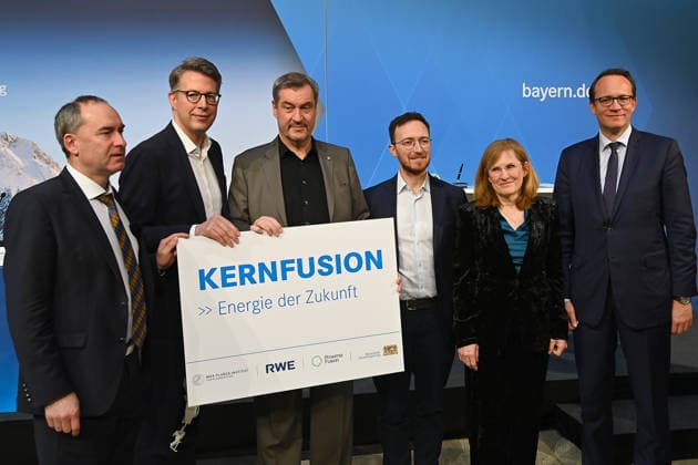 News Themen der Woche KW09 400 Millionen Euro: Wie der Freistaat die Kernfusion ans Netz bringen will.Gruppenfoto: v.li:Hubert AIWANGER (Freie Waehler,Wirtschaftsminister Bayern),Markus BLUME (CSU,Bayerischer Staatsminister für Wissenschaft und Kunst), Markus SOEDER (Ministerpraesident Bayern und CSU Vorsitzender),Dr. Francesco Sciortino (CEO Proxima Fusion),Prof. Dr. Sibylle Guenter (Wissenschaftliche Direktorin des Max-Planck-Instituts für Plasmaphysik), Dr. Markus Krebber (Vorstandsvorsitzenden der RWE AG). Pressekonferenz der Bayerischen Staatsregierung zum Projekt ãFusionsdemonstrator ALPHAÒ am 26.02.2026 im Prinz Carl Palais in Muenchen. *** 400 million euros How Bavaria wants to bring nuclear fusion to the grid Group photo from left Hubert AIWANGER Free V