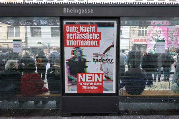 23.02.2026 Basel, SCHWEIZ, Ein Nein Plakat zur Halbierungs-Initiative (SRG-Initiative) an einer Tramhaltestelle Volksabstimmung vom 8.Maerz 2026 *** 23 02 2026 Basel, SWITZERLAND, A No poster for the halving initiative SRG initiative at a streetcar stop Referendum on March 8, 2026 