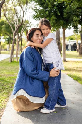 IMAGO Creative, Ostern, Bräuche, Osterspaziergang #2 Mom and daughter bonding in a sunny park playground A mother and her daughter enjoying a sunny day at the playground in a city park. The child hugs her mom affectionately, highlighting the family bond and joy of outdoor play. Model Released AlinaKandybka_ID34070_1214430_005 Copyright: xAlinaxKandybkax RECORD DATE NOT STATED