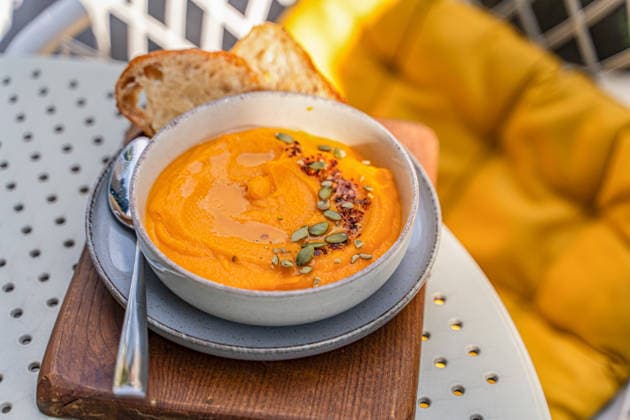 Creamy autumnal pumpkin soup garnished with seeds A warm bowl of creamy pumpkin soup garnished with seeds makes the perfect autumnal treat. Served with crusty bread, this dish embodies the essence of cozy fall flavors. Model Released AnnaBogush_ID33621_1170754_006 Copyright: xAnnaxBogushx RECORD DATE NOT STATED