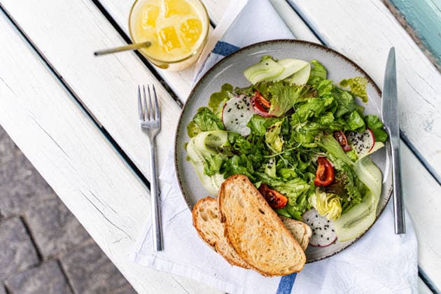 Fresh vegetable salad with sourdough bread A fresh vegetable salad featuring lettuce, rocket, radishes, tomatoes, and sesame seeds, drizzled with olive oil and served with sourdough bread, offers healthy meal options. Model Released AnnaBogush_ID33633_1170861_002 Copyright: xAnnaxBogushx RECORD DATE NOT STATED
