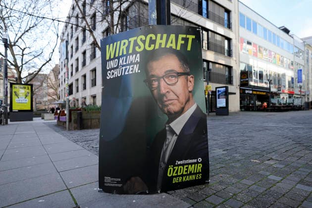 Cem Oezdemir vom Buendnis 90 Die Gruenen wirbt auf einem Wahlplakat zur Abgabe der Zweitstimme, Landtag und Wahlwerbung, Landtagswahl in Baden Wuerttemberg 2026, Innenstadt am 26. February 2026 in Stuttgart, Deutschland. (Foto von Marco Steinbrenner DeFodi Images) Cem Oezdemir from Alliance 90 The Greens campaigns on an election poster for the casting of second votes, Landtag und Wahlwerbung, Landtagswahl in Baden Wuerttemberg 2026, City centre, February 26, 2026 in Stuttgart, Germany. (Photo by Marco Steinbrenner DeFodi Images) *** Cem Oezdemir from Alliance 90 The Greens campaigns on an election poster for the casting of second votes, Landtag und Wahlwerbung, Landtagswahl in Baden Wuerttemberg 2026, Innenstadt am 26 February 2026 in Stu