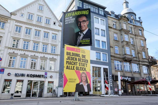 Auf Wahlplakaten sind Cem Oezdemir vom Buendnis 90 Die Gruenen und Claudia Schober von der Freien Demokratischen Partei FDP abgebildet, Landtag und Wahlwerbung, Landtagswahl in Baden Wuerttemberg 2026, Innenstadt am 26. February 2026 in Stuttgart, Deutschland. (Foto von Marco Steinbrenner DeFodi Images) Election posters feature Cem Oezdemir from Alliance 90 The Greens and Claudia Schober from the Free Democratic Party (FDP), Landtag und Wahlwerbung, Landtagswahl in Baden Wuerttemberg 2026, City centre, February 26, 2026 in Stuttgart, Germany. (Photo by Marco Steinbrenner DeFodi Images) *** Election posters feature Cem Oezdemir from Alliance 90 The Greens and Claudia Schober from the Free Democratic Party FDP , state parliament and electio