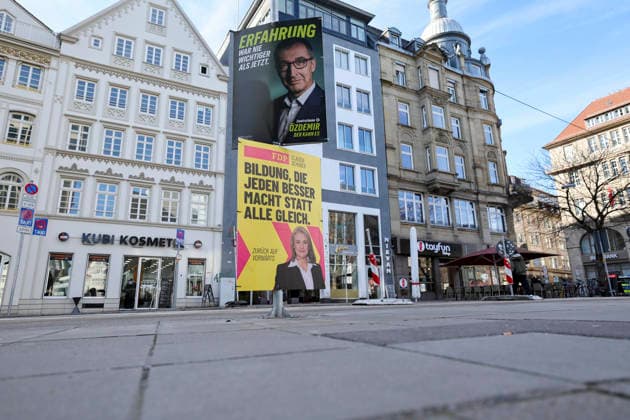 Auf Wahlplakaten sind Cem Oezdemir vom Buendnis 90 Die Gruenen und Claudia Schober von der Freien Demokratischen Partei FDP abgebildet, Landtag und Wahlwerbung, Landtagswahl in Baden Wuerttemberg 2026, Innenstadt am 26. February 2026 in Stuttgart, Deutschland. (Foto von Marco Steinbrenner DeFodi Images) Election posters feature Cem Oezdemir from Alliance 90 The Greens and Claudia Schober from the Free Democratic Party (FDP), Landtag und Wahlwerbung, Landtagswahl in Baden Wuerttemberg 2026, City centre, February 26, 2026 in Stuttgart, Germany. (Photo by Marco Steinbrenner DeFodi Images) *** Election posters feature Cem Oezdemir from Alliance 90 The Greens and Claudia Schober from the Free Democratic Party FDP , state parliament and electio