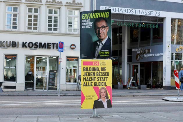Auf Wahlplakaten sind Cem Oezdemir vom Buendnis 90 Die Gruenen und Claudia Schober von der Freien Demokratischen Partei FDP abgebildet, Landtag und Wahlwerbung, Landtagswahl in Baden Wuerttemberg 2026, Innenstadt am 26. February 2026 in Stuttgart, Deutschland. (Foto von Marco Steinbrenner DeFodi Images) Election posters feature Cem Oezdemir from Alliance 90 The Greens and Claudia Schober from the Free Democratic Party (FDP), Landtag und Wahlwerbung, Landtagswahl in Baden Wuerttemberg 2026, City centre, February 26, 2026 in Stuttgart, Germany. (Photo by Marco Steinbrenner DeFodi Images) *** Election posters feature Cem Oezdemir from Alliance 90 The Greens and Claudia Schober from the Free Democratic Party FDP , state parliament and electio