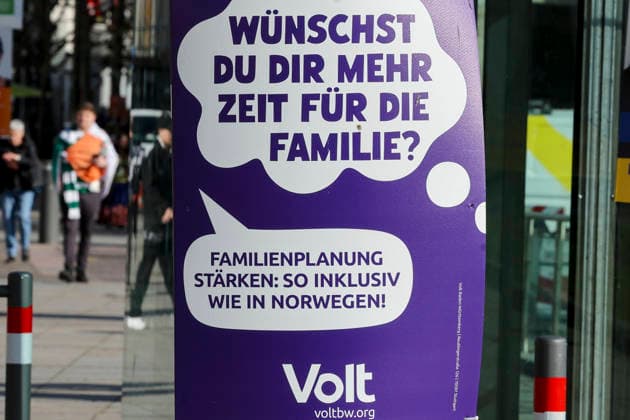 Ein Wahlplakat der Partei Volt ist an einem Laternenmast befestigt, Landtag und Wahlwerbung, Landtagswahl in Baden Wuerttemberg 2026, Innenstadt am 26. February 2026 in Stuttgart, Deutschland. (Foto von Marco Steinbrenner DeFodi Images) An election poster for the Volt party is attached to a lamppost, Landtag und Wahlwerbung, Landtagswahl in Baden Wuerttemberg 2026, City centre, February 26, 2026 in Stuttgart, Germany. (Photo by Marco Steinbrenner DeFodi Images) *** An election poster for the Volt party is attached to a lamppost, Landtag und Wahlwerbung, Landtagswahl in Baden Wuerttemberg 2026, Innenstadt am 26 February 2026 in Stuttgart, Germany Photo by Marco Steinbrenner DeFodi Images An election poster for the Volt party is attached to