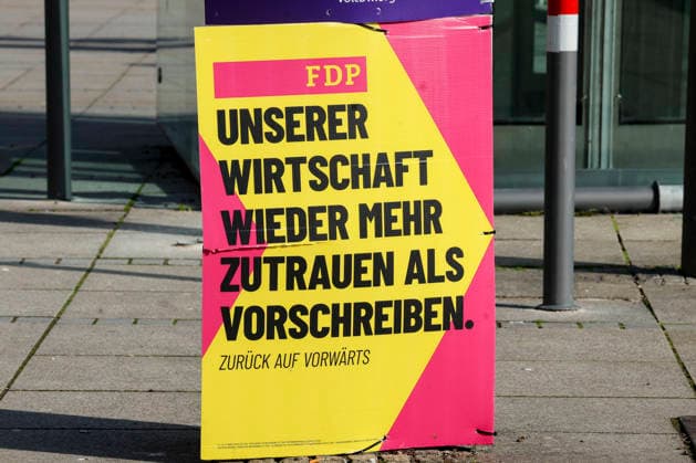 Ein Wahlplakat der Freien Demokratischen Partei FDP ist an einem Laternenmast befestigt, Landtag und Wahlwerbung, Landtagswahl in Baden Wuerttemberg 2026, Innenstadt am 26. February 2026 in Stuttgart, Deutschland. (Foto von Marco Steinbrenner DeFodi Images) An election poster for the Free Democratic Party (FDP) is attached to a lamppost, Landtag und Wahlwerbung, Landtagswahl in Baden Wuerttemberg 2026, City centre, February 26, 2026 in Stuttgart, Germany. (Photo by Marco Steinbrenner DeFodi Images) *** An election poster for the Free Democratic Party FDP is attached to a lamppost, Landtag und Wahlwerbung, Landtagswahl in Baden Wuerttemberg 2026, Innenstadt am 26 February 2026 in Stuttgart, Germany Photo by Marco Steinbrenner DeFodi Images