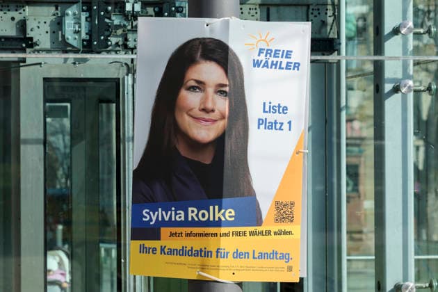 Ein Wahlplakat der Partei Freie Waehler mit Spitzenkandidatin Sylvia Rolke ist an einem Laternenmast befestigt, Landtag und Wahlwerbung, Landtagswahl in Baden Wuerttemberg 2026, Innenstadt am 26. February 2026 in Stuttgart, Deutschland. (Foto von Marco Steinbrenner DeFodi Images) An election poster for the Free Voters party featuring leading candidate Sylvia Rolke is attached to a lamppost, Landtag und Wahlwerbung, Landtagswahl in Baden Wuerttemberg 2026, City centre, February 26, 2026 in Stuttgart, Germany. (Photo by Marco Steinbrenner DeFodi Images) *** An election poster for the Free Voters party featuring leading candidate Sylvia Rolke is attached to a lamppost, Landtag und Wahlwerbung, Landtagswahl in Baden Wuerttemberg 2026, Innenst
