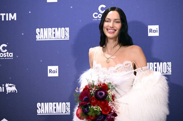 76th Italian Song Festival, Photocall 76th Italian Song Festival. Photocall. Pictured is Carlo Conti and Irina Shayk with the flower bouquet designed for Carlo. Sanremo, February 26, 2026, Credit:Maria Laura Antonelli Avalon Italy, Sanremo  Copyright: xMariaxLauraxAntonellix xAvalonx 1078438393