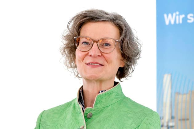 Politikerin Ina Scharrenbach (CDU), NRW-Ministerin für Heimat, Kommunales, Bau und Digitalisierung, bei einer Rede vor der Sprengung des 117 Meter hohen Kühlturm des Braunkohlekraftwerks Frimmersdorf des Stromkonzerns RWE. Damit schafft der Konzern Platz für die zukünftige Nutzung des Standorts als Digitalpark. Grevenbroich, 26.02.2026 NRW Deutschland *** Politician Ina Scharrenbach CDU , NRW Minister for Home Affairs, Municipal Affairs, Building and Digitalization, during a speech before the demolition of the 117-metre-high cooling tower of the Frimmersdorf lignite-fired power plant operated by the RWE electricity group The Group is thus creating space for the future use of the site as a digital park Grevenbroich, 26 02 2026 NRW German Copyright: xChristophxHardtx