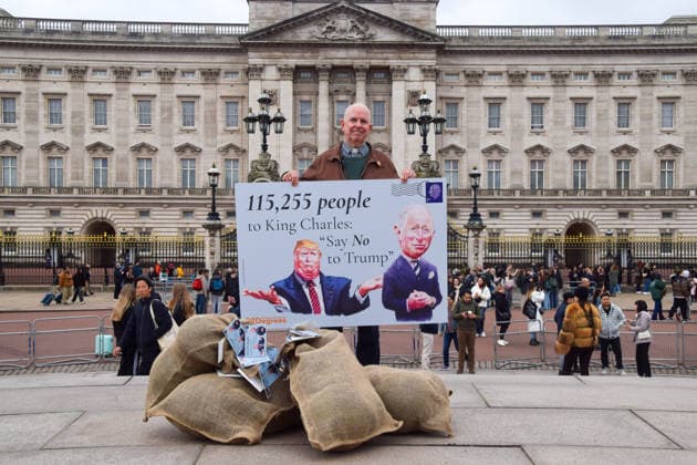 News Themen der Woche KW09 February 26, 2026, London, England, United Kingdom: Retired Anglican priest and writer PAUL TARRANT stands outside Buckingham Palace with a giant postcard next to sacks full of postcards reportedly individually written by members of the public, urging King Charles III not to accept Trump s invitation to attend the 250th anniversary of American independence. A petition on 38 Degrees, started by Paul Tarrant, has reached over 127,000 signatures. London United Kingdom - ZUMAv130 20260226_zip_v130_006 Copyright: xVukxValcicx
