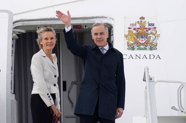 February 26, 2026, Ottawa, On, Canada: Prime Minister Mark Carney and Diana Fox Carney board a government plane in Ottawa on Thursday, Feb. 26, 2026. Ottawa Canada  - ZUMAc35_ 20260226_zaf_c35_005 Copyright: xAdrianxWyldx