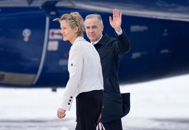February 26, 2026, Ottawa, On, Canada: Prime Minister Mark Carney waves as he walks to a government plane with his wife Diana Fox Carney in Ottawa on Thursday, Feb. 26, 2026. Ottawa Canada  - ZUMAc35_ 20260226_zaf_c35_006 Copyright: xAdrianxWyldx