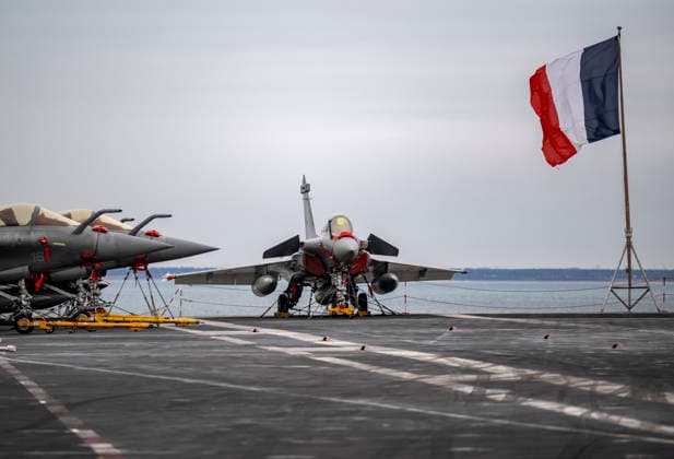The tricolor flies next to a row of Rafale M (Marine) fighter jets parked on the flight deck as the French aircraft carrier Charles De Gaulle (R91) was shown to the media and guests on Wednesday as it moored at the North Port in Malmö, Sweden, on February 25, 2026. MALMÖ SWEDEN x50090x *** The tricolor flies next to a row of Rafale M Marine fighter jets parked on the flight deck as the French aircraft carrier Charles De Gaulle R91 was shown to the media and guests on Wednesday as it moored at the North Port in Malmö, Sweden, on February 25, 2026 MALMÖ SWEDEN x50090x  Copyright: xJohanxNilssonx xTTx CHARLES DE GAULLE AIRCRAFT CARRIER NyBMGcA5XH4
