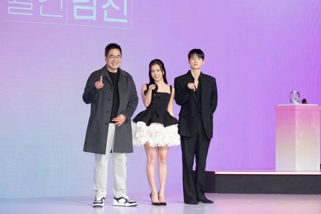 Kim Jung-Sik, Jisoo (BLACKPINK) and Seo In-Guk, Feb 26, 2026 : (L-R) Director Kim Jung-Sik with cast members Jisoo and Seo In-Guk at a press conference for Netflix s romantic comedy Boyfriend on Demand in Seoul, South Korea.  aflo_321377428